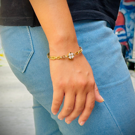Delicate Gold Bracelet with Heart Crystal Clover