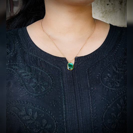Emerald Glow – Anti Tarnish Gold-Plated Pendant Necklace